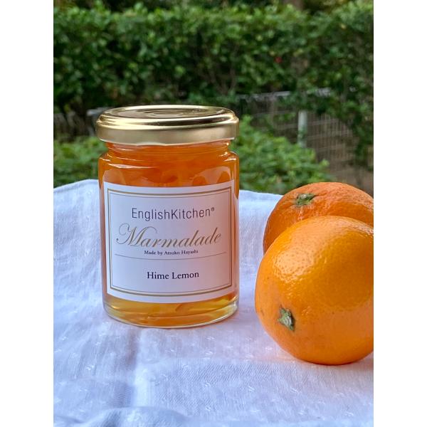 ヒメレモンは、小みかん程の大きさで、いかにもおいしそうなオレンジ色ですが、外観に反して、果汁は、とても酸っぱい柑橘です。赤レモンともいいますが、みかんとレモン、山椒の香りがミックスした感じでしょうか。魅力的なのは、山椒の香りのような独特の果...