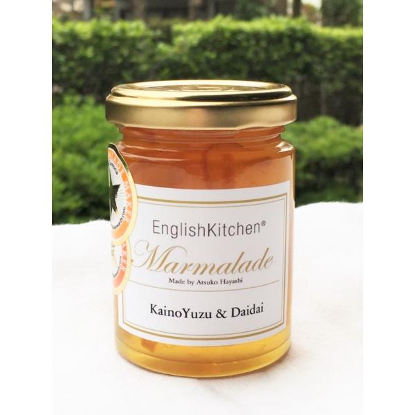 徳島県の海野系木頭ゆずと伊豆の橙の果汁を入れて作ったマーマレード。柚子の香りと橙の果汁の風味が加わり、その風味と味わいで、ファンが多いマーマレードです。柚子と橙、香酸柑橘のおいしさに溢れた味わいのマーマレード。英国ダルメインのマーマレードア...