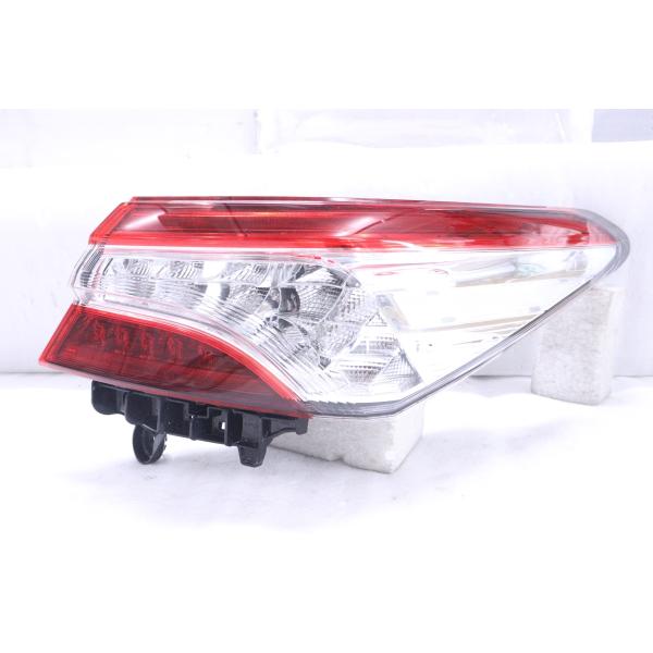 m*ω様 トヨタ　カムリ　AXVH70 右テール　KOITO 33-242 38-629☆美品☆前期 LED AXVH70 カムリ☆右テールライト KOITO
