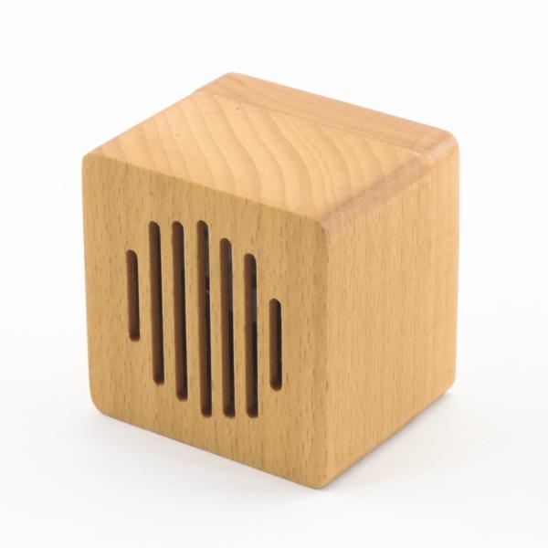 18弁タイプのカスタムメイドオルゴール対応のケースです。天然木を使用した温かい風合いのケースです。手のひらサイズですので、お部屋のどの場所に置いてもしっくりくるインテリアとしてお使いいただけます。この商品はケースのみです。別途オルゴールのム...