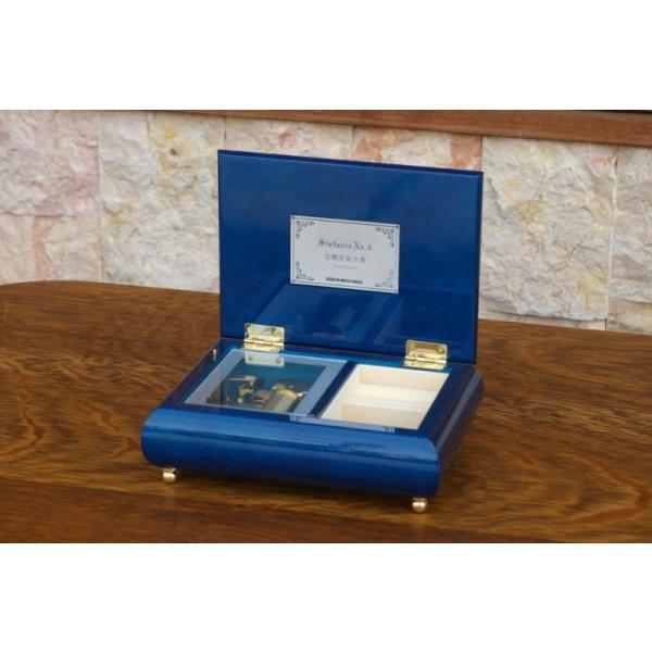 18弁タイプよりも高音質で演奏時間が長い30弁タイプのオルゴールを組み込むことができるケースです。組み込むメカは豊富な曲目リストからお好みの曲を選べる「オルフェウス30弁」、編曲から完全オリジナルでお作りする「神戸オルゴールMasterMa...