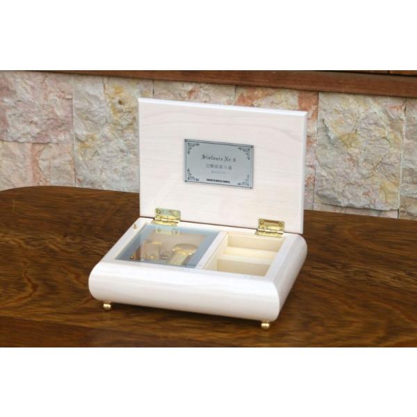 18弁タイプよりも高音質で演奏時間が長い30弁タイプのオルゴールを組み込むことができるケースです。組み込むメカは豊富な曲目リストからお好みの曲を選べる「オルフェウス30弁」、編曲から完全オリジナルでお作りする「神戸オルゴールMasterMa...