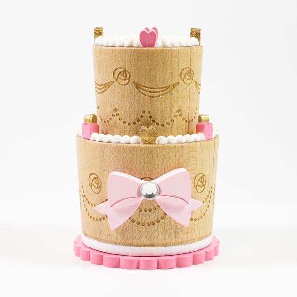 木地を生かしたナチュラルカラーの２段ケーキです。リボンの中央にはキラリと光るビーズ。別売の【wooderful life DIYオルゴール 回転ベース】にお好みのレイアウトで接着してオリジナルオルゴールを作ることができます。あなただけの組み...