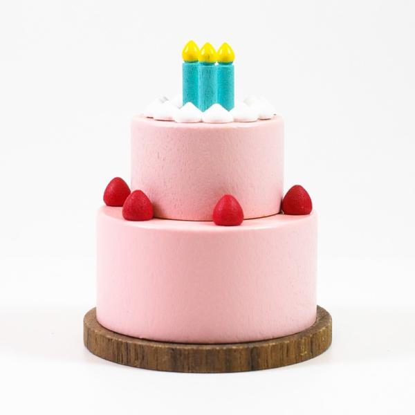 周りにイチゴを配したピンクの２段ケーキ。別売の【wooderful life DIYオルゴール 回転ベース】にお好みのレイアウトで接着してオリジナルオルゴールを作ることができます。あなただけの組み合わせでお気に入りのオルゴールに。追加でメッ...