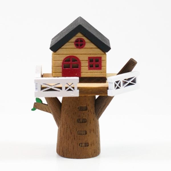 木の上に乗った小さなお家です。別売の【wooderful life DIYオルゴール 回転ベース】にお好みのレイアウトで接着してオリジナルオルゴールを作ることができます。あなただけの組み合わせでお気に入りのオルゴールに。追加でメッセージプレ...