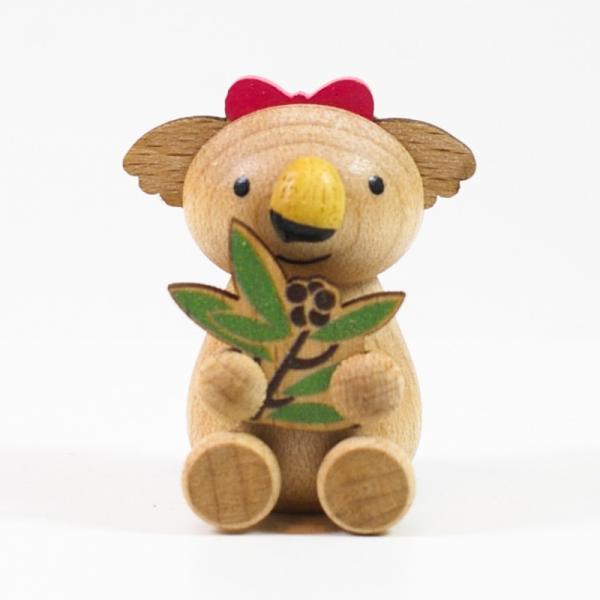 ピンクのリボンをつけたコアラのオブジェです。シルクハットをつけたコアラと合わせるとカップルになります。別売の【wooderful life DIYオルゴール 回転ベース】にお好みのレイアウトで接着してオリジナルオルゴールを作ることができます...