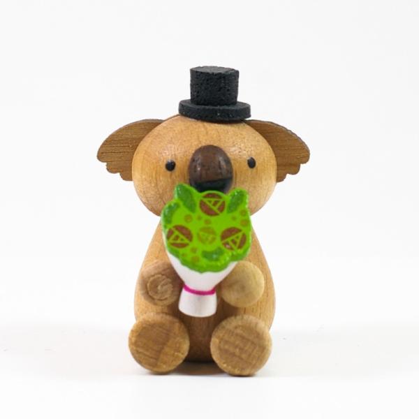 シルクハットをつけたコアラのオブジェです。ピンクのリボンをつけたコアラと合わせるとカップルになります。別売の【wooderful life DIYオルゴール 回転ベース】にお好みのレイアウトで接着してオリジナルオルゴールを作ることができます...