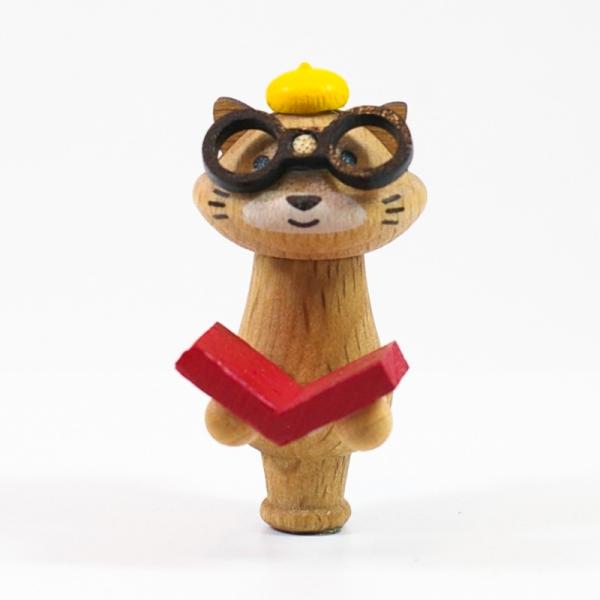 メガネをかけ、本を持った猫のオブジェ。別売の【wooderful life DIYオルゴール 回転ベース】にお好みのレイアウトで接着してオリジナルオルゴールを作ることができます。あなただけの組み合わせでお気に入りのオルゴールに。追加でメッセ...