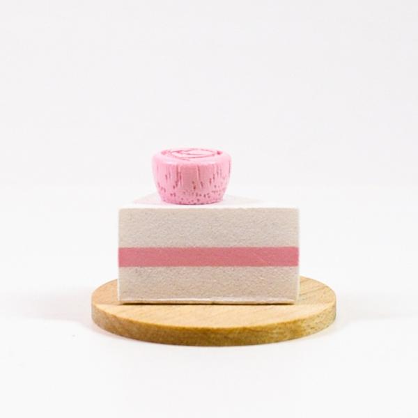 ピンクのショートケーキのオブジェ。別売の【wooderful life DIYオルゴール 回転ベース】にお好みのレイアウトで接着してオリジナルオルゴールを作ることができます。あなただけの組み合わせでお気に入りのオルゴールに。追加でメッセージ...