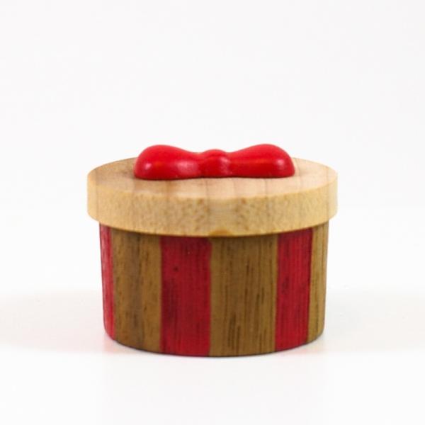 丸い形のプレゼントボックス。別売の【wooderful life DIYオルゴール 回転ベース】にお好みのレイアウトで接着してオリジナルオルゴールを作ることができます。あなただけの組み合わせでお気に入りのオルゴールに。追加でメッセージプレー...