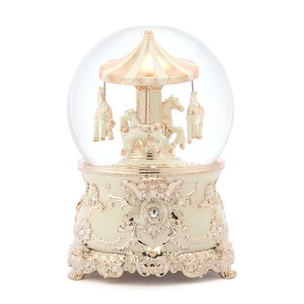 高級感溢れる佇まいのスノードーム付きオルゴール。ぜんまいを回せば美しい音色とともにドーム内が幻想的な冬景色に。目でも耳でも楽しむことができます。