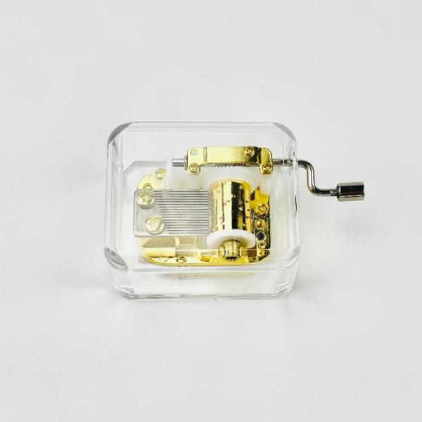 小さなお子様でも演奏しやすい、コンパクトなケースです。オルゴールの動きを眺めながら演奏することができる、人気のクリアケースです。オルゴールのメカは別売りです。手回しのオルゴールメカをセットでご購入いただきますよう、お願いいたします。