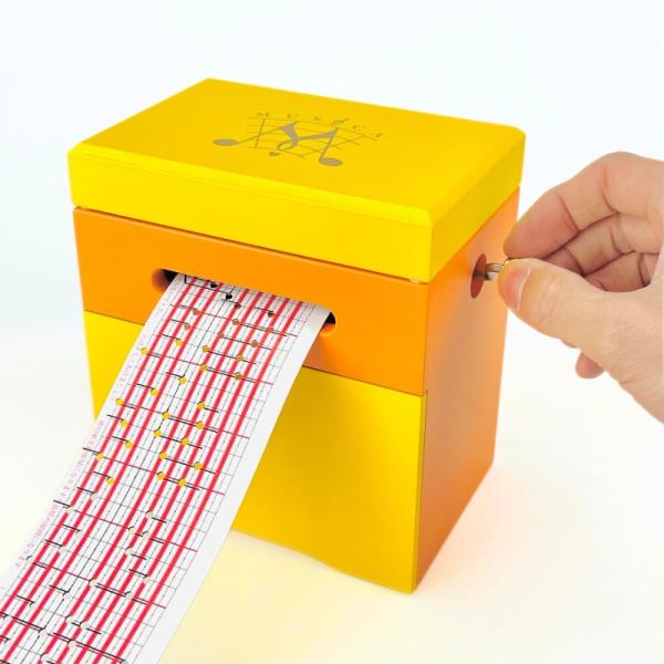 カード交換式のオルゴール（オルガニート）用のケース。ソングカードの収納用の引き出しが付いたかわいいケースです。幅：15.4cm　奥行：10.5cm　高さ：17.1cm