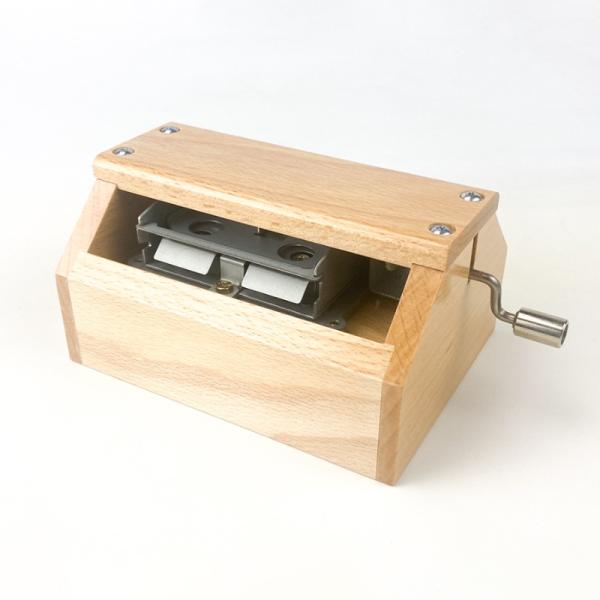 カードを替えることで様々な音楽を演奏することができる、カード式オルゴール（オルガニート）用　くりの木ケースです。木目の美しさを感じることができるケースです。この商品はケースのみです。お好みのムーブメントとともにカートに入れてご購入ください。...