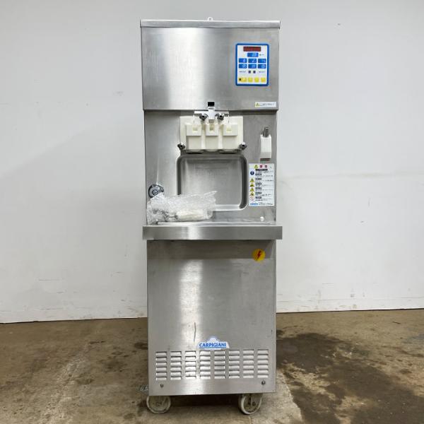 ＜仕様＞商 品 名 ：ソフトクリームマシンメーカー：CARPIGIANI型　　番：AES 403/PSP/S年　　式：不明寸　　法：約 幅 510mm × 奥行 830mm × 高さ 1560mm重　　量：約 250kg電　　源：三相200...