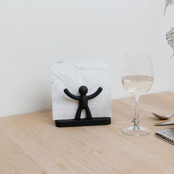 人型をモチーフにしたBUDDYがナプキンを持っているかのような、面白さと機能性を兼ね備えたデザインが特徴のナプキンホルダーです。ペーパーナプキンの柄を隠さず、美しく収納できるスリムなデザインで省スペースに収納できます。立てて置くから取り出し...