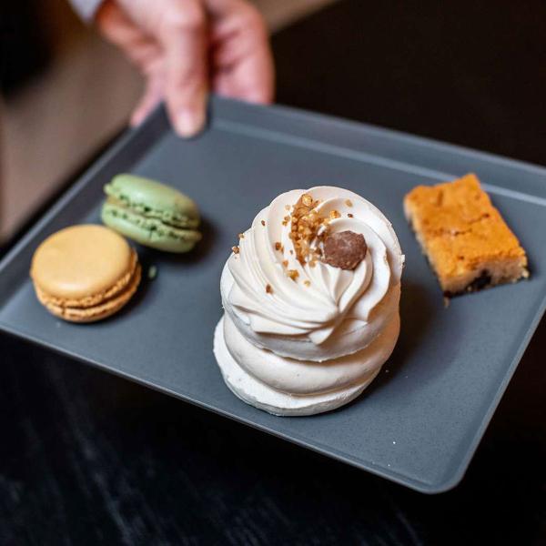 プロフェッショナル &amp; サスティナブルなコレクション「 M O V E 」■廃棄油を再 生したリユース食 器MOVEはひまわりと廃棄油を加工してつくられたサスティナブルなリユース食器です。使用後もリサイクルすることができます。■繰り...