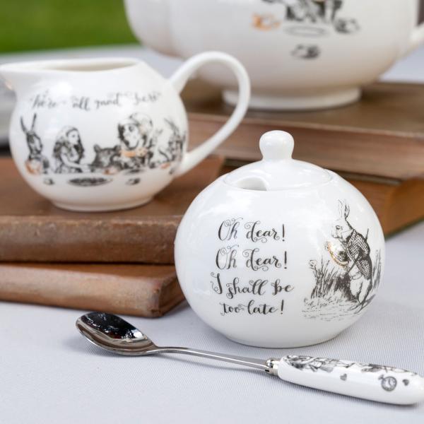 このエレガントな『アリス・イン・ワンダーランド』クリーマーとシュガーボウルセットで、友達を招待してティーパーティーを開きませんか？スケッチ風のイラストは、白いファインチャイナの背景に映えます。デザインは、サー・ジョン・テニエル（1820年 ...