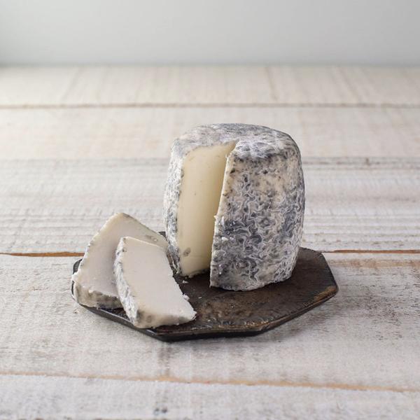 ちいさく丸い形がとっても愛らしい、酸凝固タイプの牛乳チーズ人気の山羊チーズ「茶臼岳」のようなチーズを牛乳で作れないかと試行錯誤のうえ2018年に誕生した商品です。表皮に炭をまぶして10日間熟成。しっかりとした固さがありながら、口に入れるとホ...