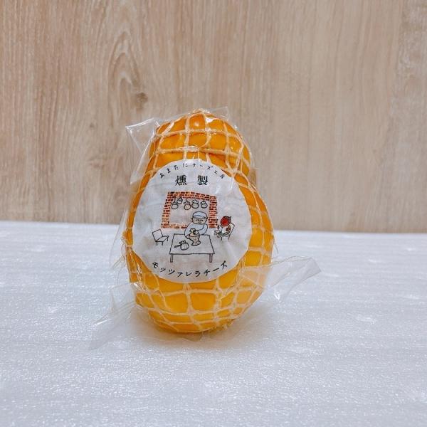 モッツァレラの水分を抜いたチーズを、ヒッコリーと桜の木でじっくり燻製しました。【おすすめのお召し上がり方】ビールなどのお酒のお供としてお召し上がりください。内容量（ｇ）：200g保存方法：10℃以下で保存配送方法：冷蔵便賞味期限：製造から30日間