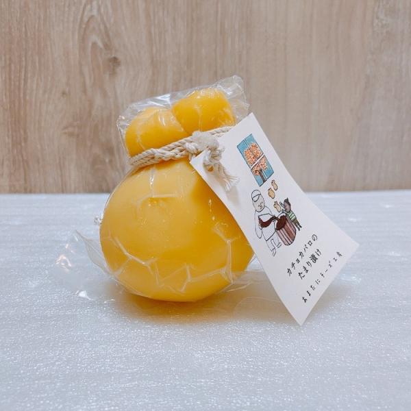 生乳の旨みがぎゅっと凝縮したひょうたん型のチーズをたまり醤油に漬け込みました。【おすすめのお召し上がり方】フライパンで軽く焦げ目を付けてお召し上がりください。原材料名：生乳・たまり調味液[たまり調味液原材料] 砂糖・食塩・たまりしょうゆ・か...