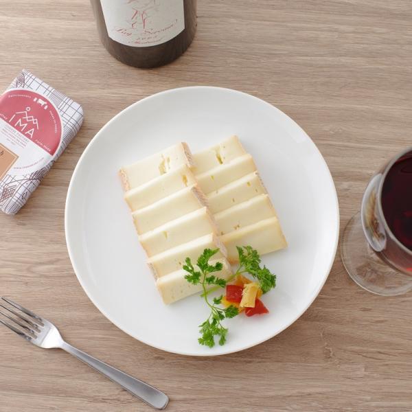 自家生乳を約40日間熟成。ウォッシュタイプの中でもクセが少なく、ミルクが濃厚でコク深い味わいが楽しめます。今牧場のイチオシの、想いの詰まったチーズです。グラタンやピザなどにのせて温めても美味しく頂けます。真空パックでお届けします。チーズ本来...