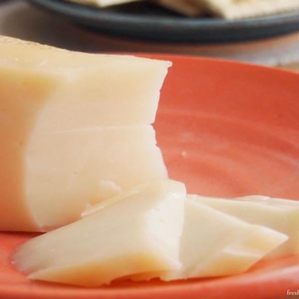 優しいミルクの味が感じられる、２か月熟成のセミハードチーズです。チーズと聞いて最初に思い浮かべる、三角形でクリーム色のチーズ。そんなスタンダードな見た目のとおり、くせがなく食べやすいチーズです。2か月熟成させたみのりは、カットしてそのままど...