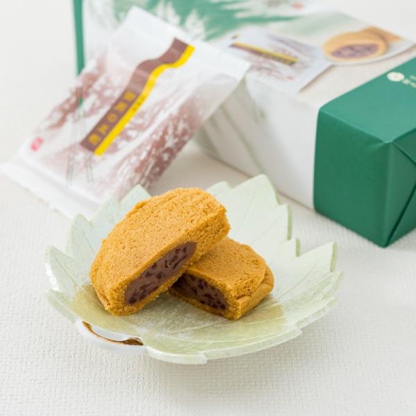 黒砂糖の香りが豊かでとってもソフトな蒸し菓子です。クリーミーな洋風小倉餡をサンドしました。＊5個入り