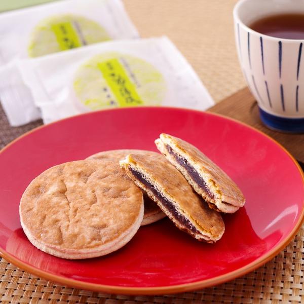 日光国立公園銘菓『きぬの清流』の特徴は、油、水を一切使わずに上質な小麦粉と全卵を焼き上げた和風クッキー上質の小豆を使ったつぶし餡を二枚の皮に挟んでしっとりした口当たりと心を癒すやさしい味わいに仕上げました。人にやさしいお菓子にこだわり、油脂...