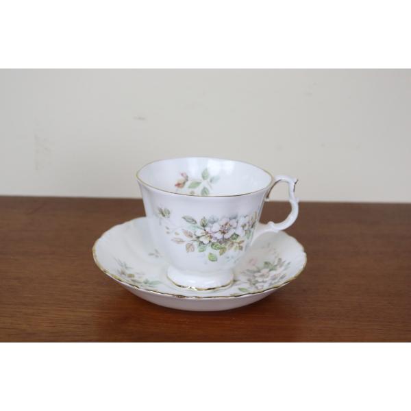 ロイヤルアルバート　ハワース　デュオ　カップ＆ソーサー　セカンド品　イギリス　ROYAL ALBERT　ヴィンテージ　HAWORTH　に1692