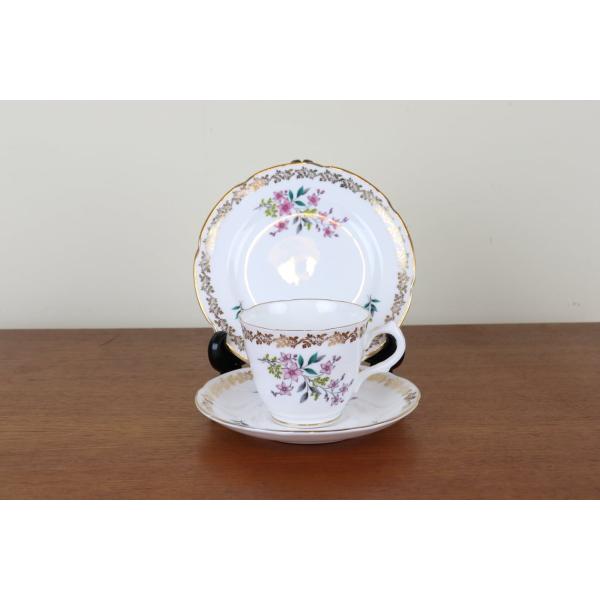 ロイヤルグラフトン　トリオ　ティーカップ　ケーキ皿　プレート　花柄　イギリス ロイヤルグラフトン トリオ ティーカップ ケーキ皿 プレート 花柄