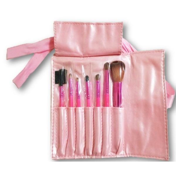 使いやすい本格的なプロ仕様のメイクブラシです。（ナイロン毛使用）【商品サイズ】■折りたたんだ時のサイズ：横幅7.5cm×高さ17.5cm×厚さ2.0cm■広げた時のサイズ：横幅22.5cm×高さ17.5cm【ケース素材／色】■合成皮革／パー...