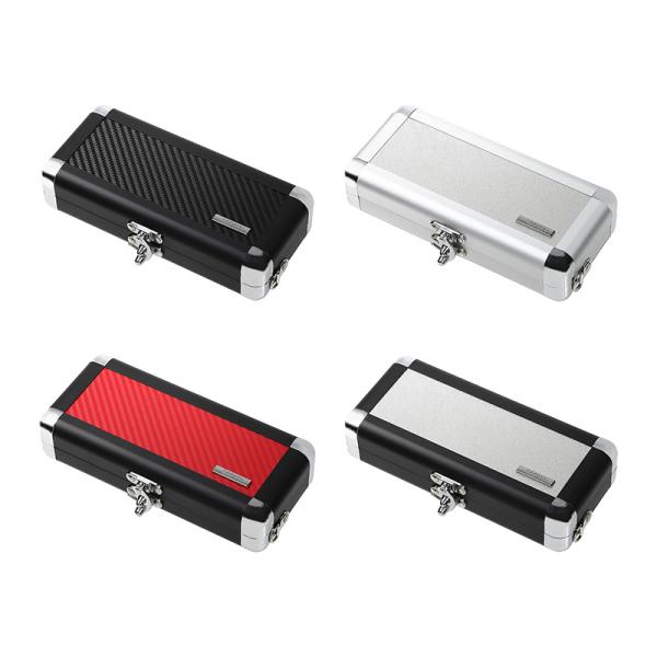 コンパクトでスタイリッシュなアルミ製ダーツケース。最大3セットのダーツをスマートに持ち運べます。■特徴・外側にDカンにはライトケースやチップケースなどがジョイント可能。・3枚羽のフライトも収納可能。・スティールダーツも収納可能。■スペック・...