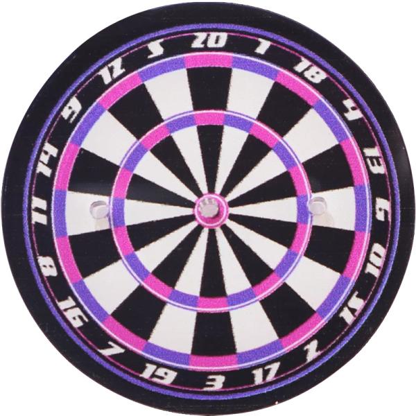 「場所を取らない、コンパクトなダーツスタンド」卓上やコレクションを飾る棚・ショーケースなど、限られたスペースでも置くことができるダーツスタンド。お気に入りのマイダーツを好きなところに飾ることが出来ます！また表面と裏面があるので、コイントスの...