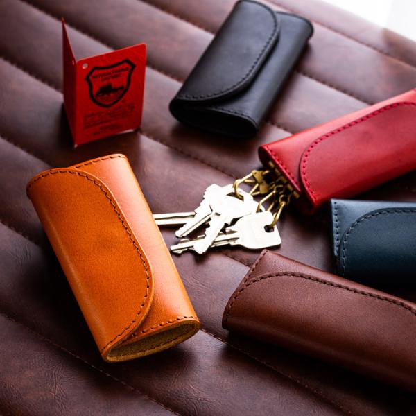 栃木レザー　4連キーケースジーンズレザーシリーズ1961年創業の革工房がつくるこだわりのヌメ革を職人が仕立てた日本製のキーケース長くお使いいただけて経年変化を楽しめます。サイズ・H:110mm W:55mm■生産地：日本■素材：牛革（栃木レ...