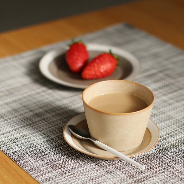 yumiko iihoshi porcelain×木村硝子店による、料理が映えるシンプルなうつわ　DishesシリーズDishesシリーズは、盛り付ける料理を引き立てるために、細部までこだわりぬいて作られました。高台のないシンプルなフォルム...