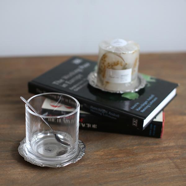 イタリアの伝統と程よいモダン的要素が加わったどこかノスタルジックでクラシカルなステンレス製品。【 商品情報 】商品名：バロック コースター (SIZE:φ11cm)ブランド ：MOTTAサイズ：約φ110×H10cm材質：ステンレススチール...