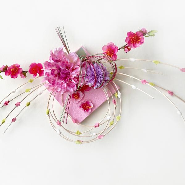 桃の花とお餅をあしらった、オリジナル「おひな飾り桃の花リース」です。エントランス、ドア飾り／お部屋の春のインテリア演出に！使用部材 : アーティフィシャルフラワー（造花です。）／もち花／水引サイズ : 　約30cm×45cm  　　※ 木工...