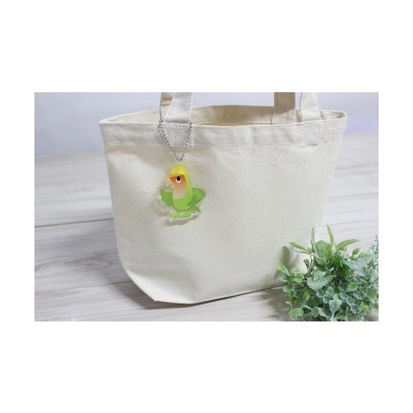 本体サイズ：H65×W47mmえとぴりかのオリジナルキャラクター、コザクラインコの「ラブくん」がアクリルキーホルダーになって新登場！オリジナルマグカップ「えとぴバス」にも乗車しております★キャップを被ってお出かけです！