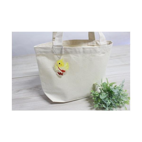 本体サイズ：H62×W47mmえとぴりかのオリジナルキャラクター、オカメインコの「メイコちゃん」がアクリルキーホルダーになって新登場！オリジナルマグカップ「えとぴバス」にも乗車しております★ポーチをさげてお出かけです！