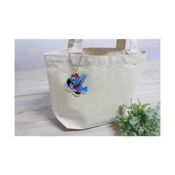 本体サイズ：H63×W52mmえとぴりかのオリジナルキャラクター、スミレコンゴウインコの「スミオくん」がアクリルキーホルダーになって新登場！オリジナルマグカップ「えとぴバス」にも乗車しております★ハットとバンダナがおしゃれです！