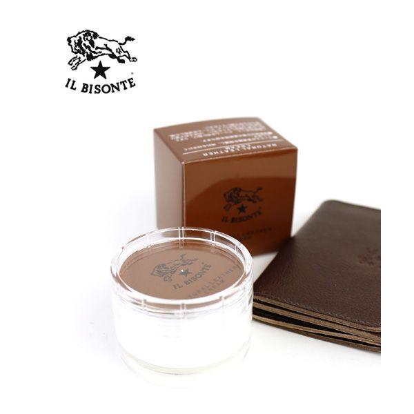 イルビゾンテよりヌメ革の艶出し・保革におすすめのお手入れクリームが届きました。ヌメ革に保湿と柔軟性を与え、紫外線によるヤケを緩和。保革成分が革の柔軟性を保ち、潤いを与えて品質をキープ。天然ワックスが革の表面をやさしく保護する専用のクリームで...