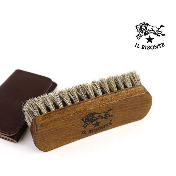 柔らかな馬毛をしっかりと束ねた、イルビゾンテのケアブラシです。特にスエード素材のアイテムをお持ちの方におすすめのアイテムです。クリームやオイルの使えないスエード製品のお手入れに、ブラッシングで埃や汚れを落としてケアしていただくことで、商品を...