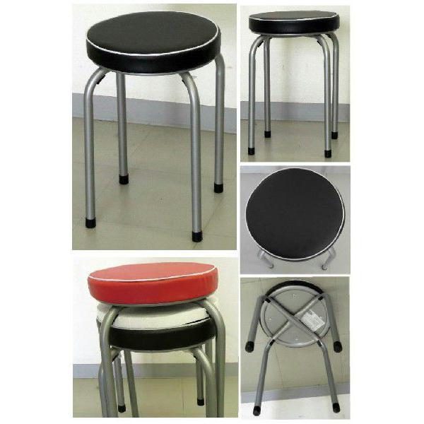 鉄パイプ製の椅子です。 座面の厚みが５センチあり、ウレタン材が入っていますので 快適な座り心地です。 脚の太さが２２ミリありますので、丈夫で安定感があります。 積み重ねることができます。 積み重ねるときには、間に緩衝材をはさんでください（写...