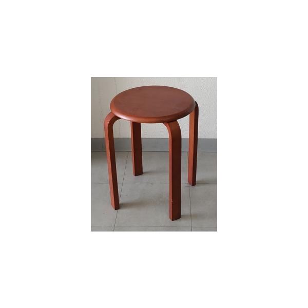 完成品の木製の丸椅子です 座と脚はネジでとめてあります 脚の間に補強の部品を取り付けて、 耐久性を高めています 脚の裏にはクッション材が貼ってあります ６脚まで積み重ねることができます 本体外寸 高さ４４．５cm　幅３３．０cm　奥行３３．...