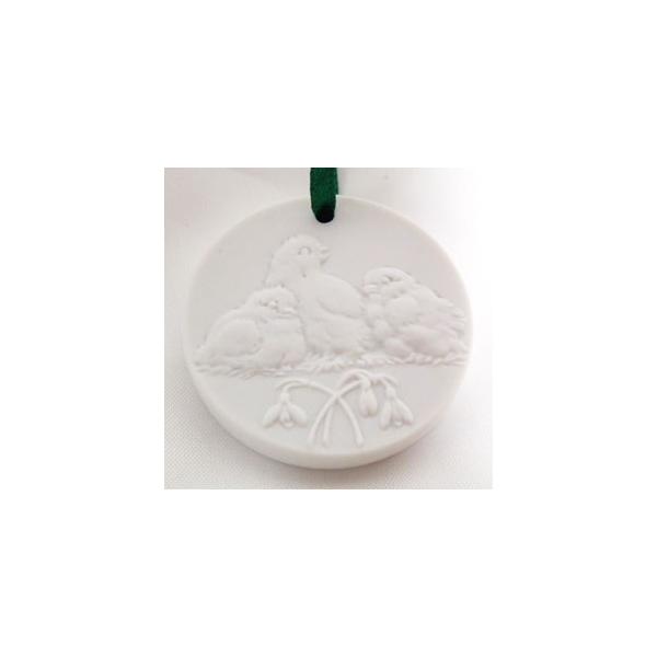 マイセン磁器製ミニメダル、モチーフは可愛らしいひよこ、裏はイースターにちなみ卵のレリーフ。マイセン双剣マーク入りです。φ約35ｍｍ、厚さ約5ｍｍ。ギフト無料。このほかにもマイセン磁器メダルを多数出品中ですのでお見逃しなく！掲載以外のお品物も...