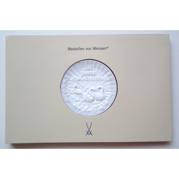 毎年発表されるマイセン磁器製のメダル、白鳥のレリーフです。2012年はケンドラーデザインのスワンサービスが誕生から275周年でした。この年の記念メダルは2羽の白鳥と鷺がいる水辺の風景、大変凝った造型です。白磁のメダルサイズはφ約5ｃｍ、厚さ...