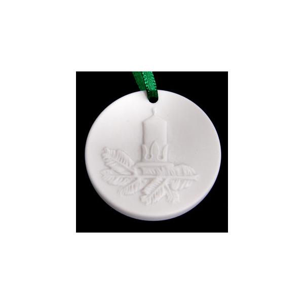 マイセン磁器製ミニメダル、モチーフはキャンドル、裏は光り輝く星にドイツ語でメリークリスマスとマイセン双剣マークが刻まれています。φ約35ｍｍ、厚さ約5ｍｍ。ギフト無料。掲載以外のお品物もお求めやすい価格にて1点からお取り寄せ致します。個別に...