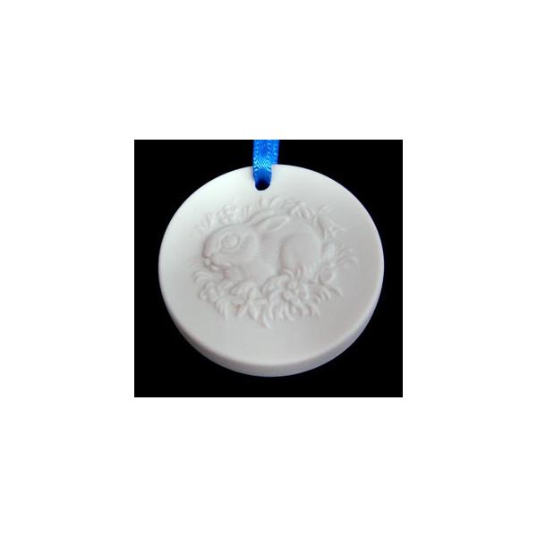 マイセン磁器製ミニメダル、モチーフは可愛らしいラビット（うさぎ）、裏はイースターにちなみ卵のレリーフ。マイセン双剣マーク入りです。φ約35ｍｍ、厚さ約5ｍｍ。ギフト無料。クリックポスト全国送料185円（ポスト投函/追跡・保障なし/磁器メダル...