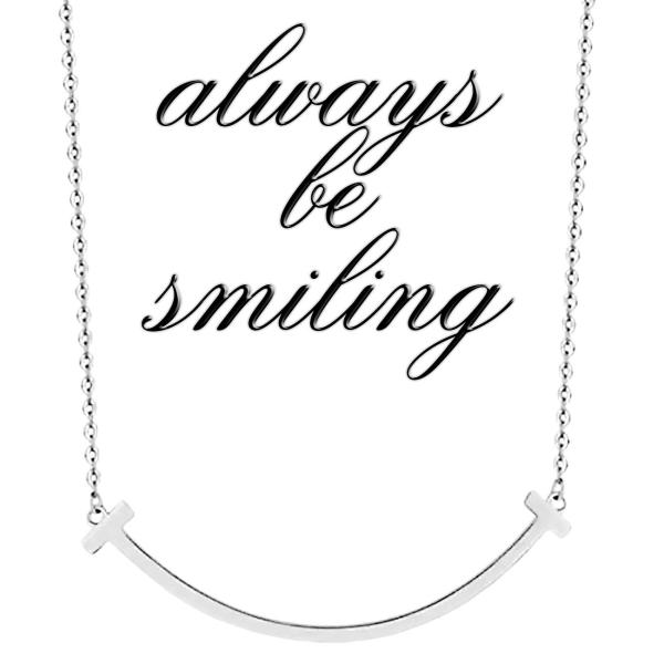 胸元で微笑む笑顔のカーブがおしゃれなスマイルラインネックレス♪オンオフどちらでも幅広く活躍でき、重ね付けにもピッタリでどのお洋服にも相性が良いデザインですプレゼントとしても喜ばれること間違いなし♪素材：ステンレスカラー：銀（シルバー）サイズ...